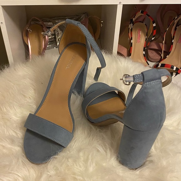 Blue heels - Picture 2 of 2